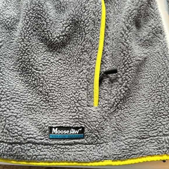 Moosejaw Men’s Gray Jacket with Yellow Trim - Picture 4 of 9